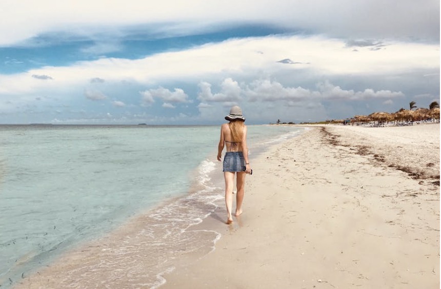 Jongen (6) ziet zijn vader met een vrouw op het strand