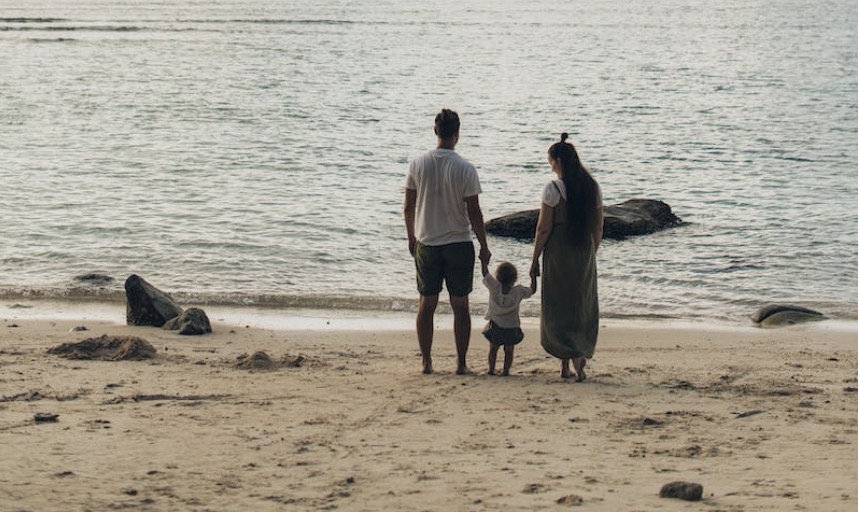 Jongen (6) ziet zijn vader met een vrouw op het strand