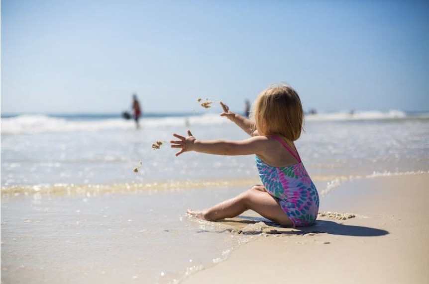 Jongen (6) ziet zijn vader met een vrouw op het strand