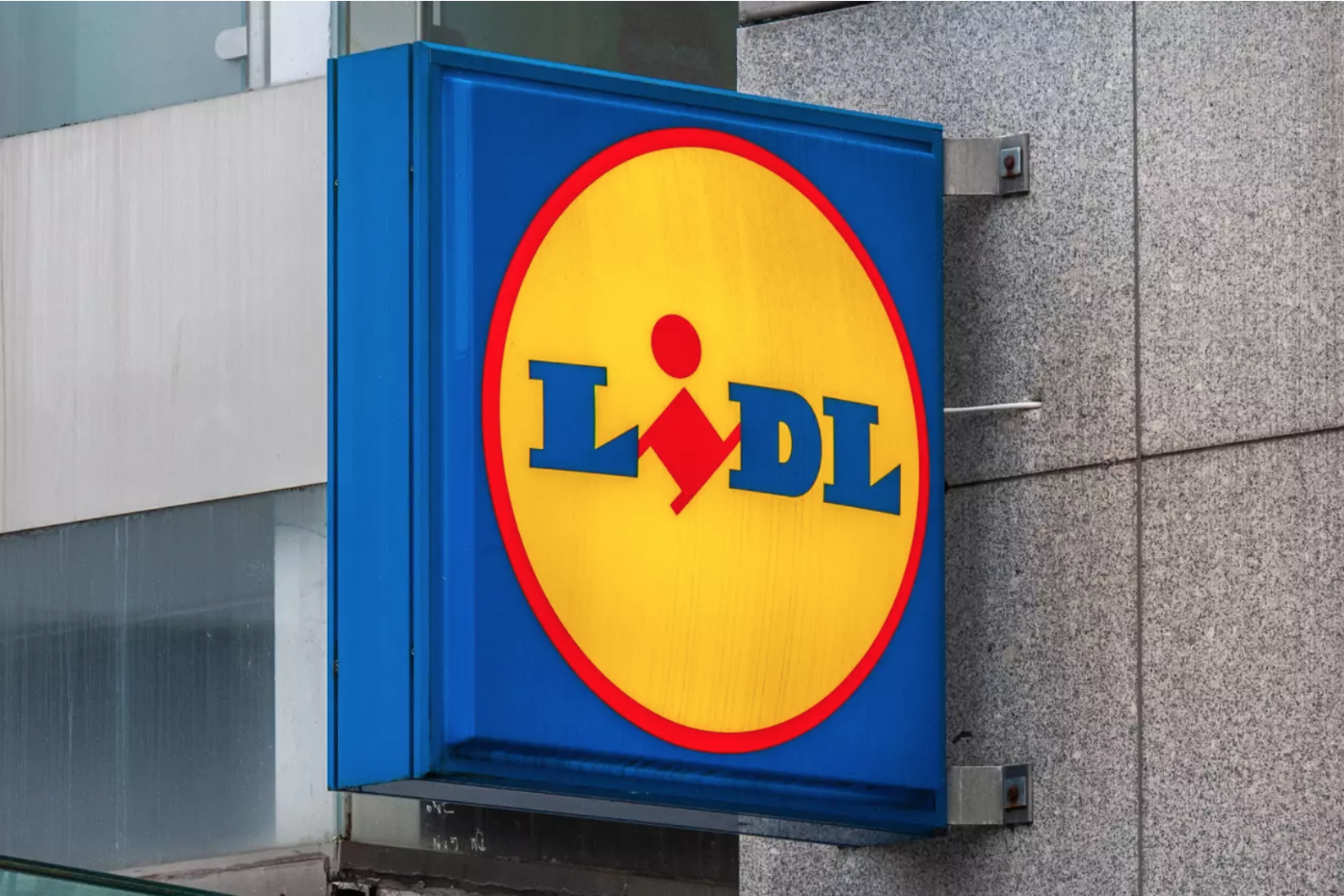 Vrouw koopt fruit bij de Lidl