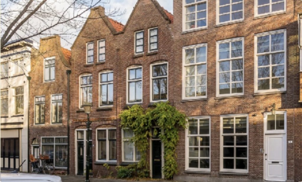 koopt eerste huis, doet schokkende ontdekking in de muren