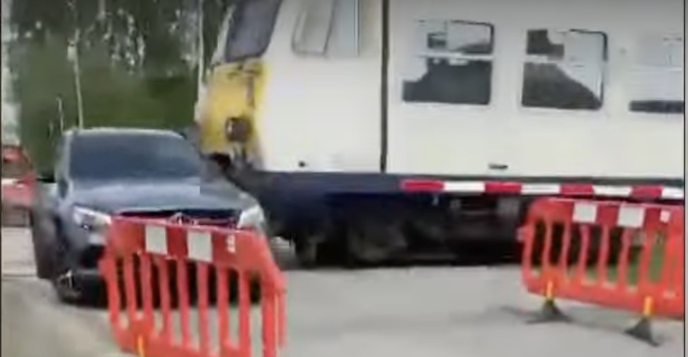 Vrouw (60) blijft met auto op het spoor staan, wordt vol geraakt door trein