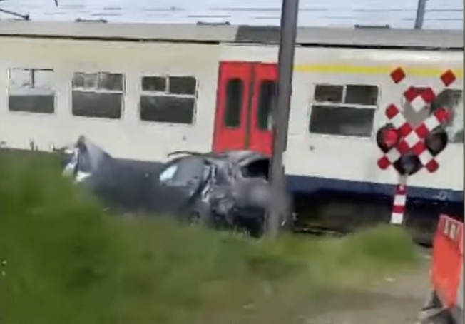 Vrouw (60) blijft met auto op het spoor staan, wordt vol geraakt door trein