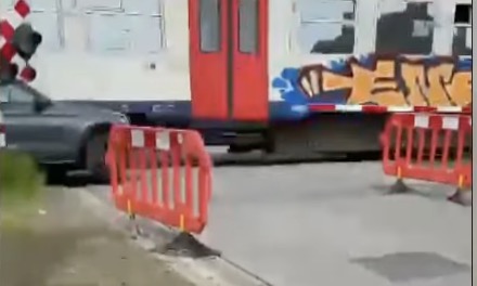 Vrouw (60) blijft met auto op het spoor staan, wordt vol geraakt door trein