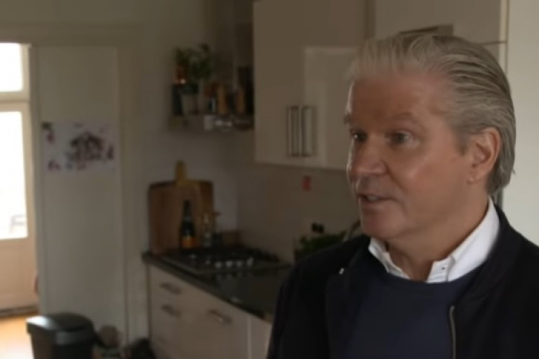 Youtuber betrapt Dries Roelvink bij dames van plezier