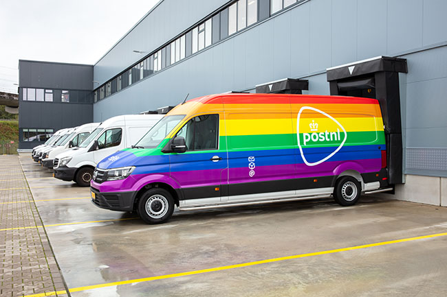 PostNL haar vloot van bestelbusjes uitgebreid met regenboogkleuren, wat voor sommige pakketbezorgers tot ontevredenheid heeft geleid