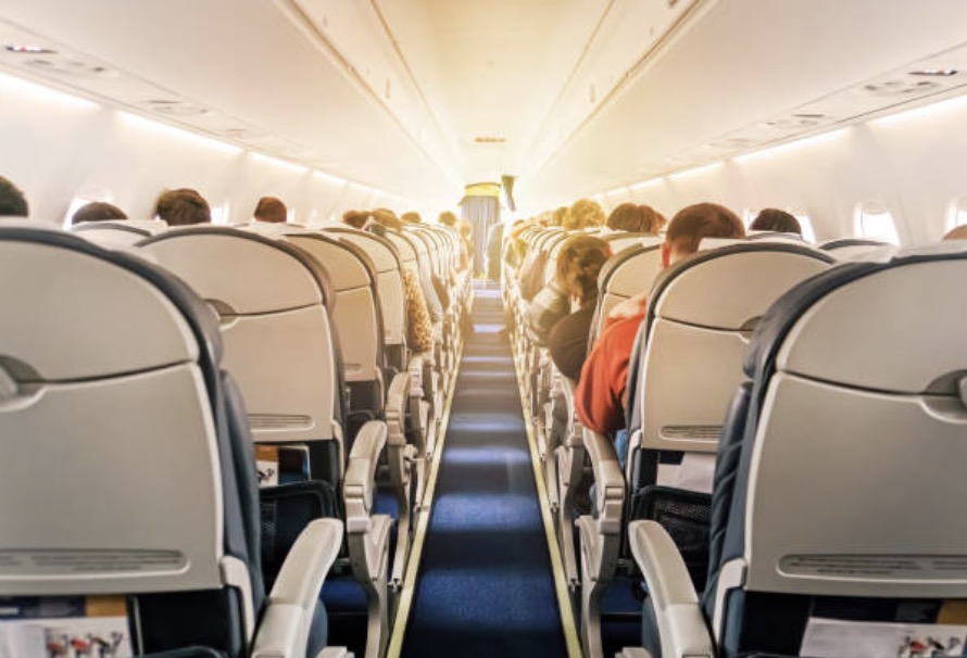 Passagiers in shock door face-to-face stoelen in vliegtuig