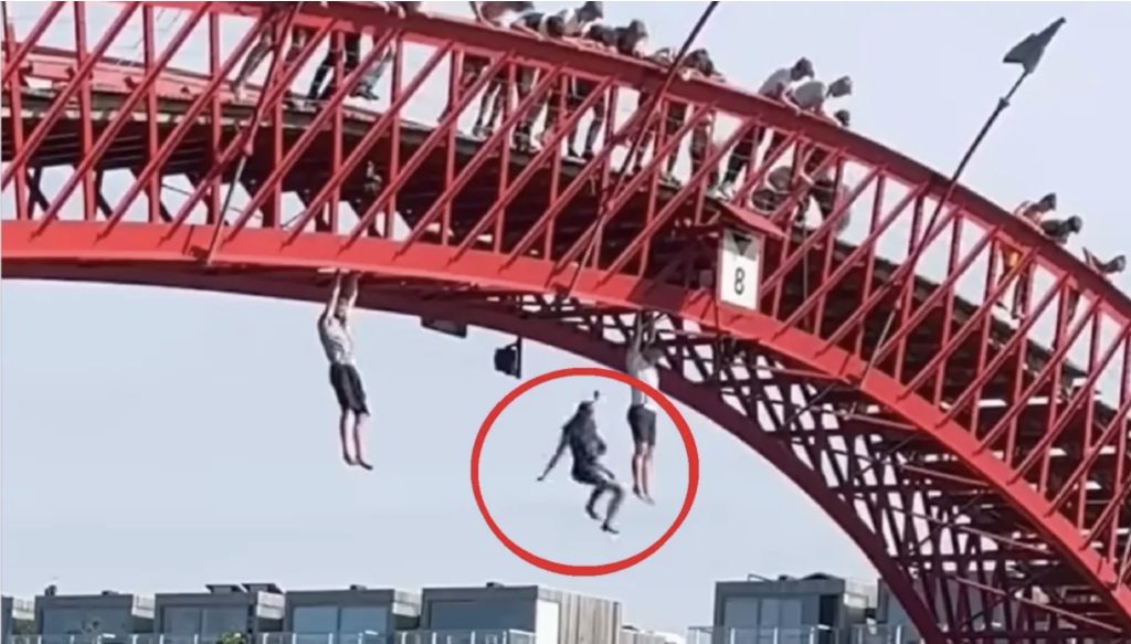 Sprong van beruchte 10 meter hoge brug in Amsterdam eindigt in ramp voor waaghals