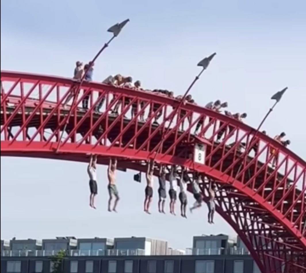 Sprong van beruchte 10 meter hoge brug in Amsterdam eindigt in ramp voor waaghals