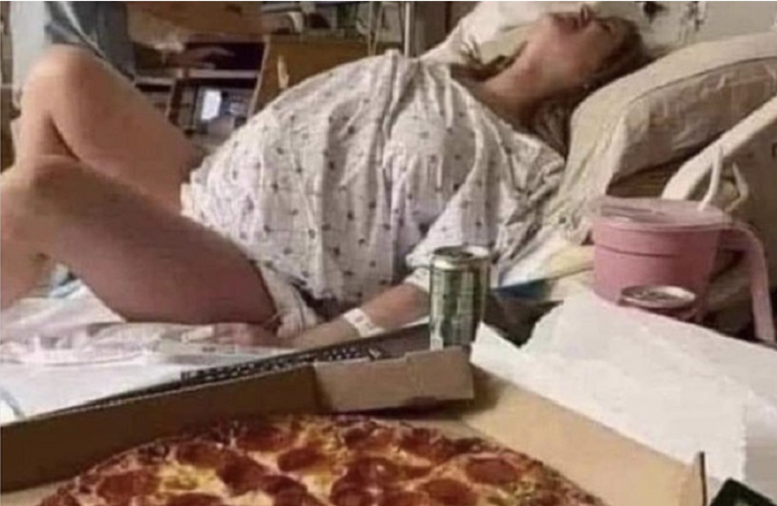 man bestelt pizza terwijl vrouw ligt te bevallen