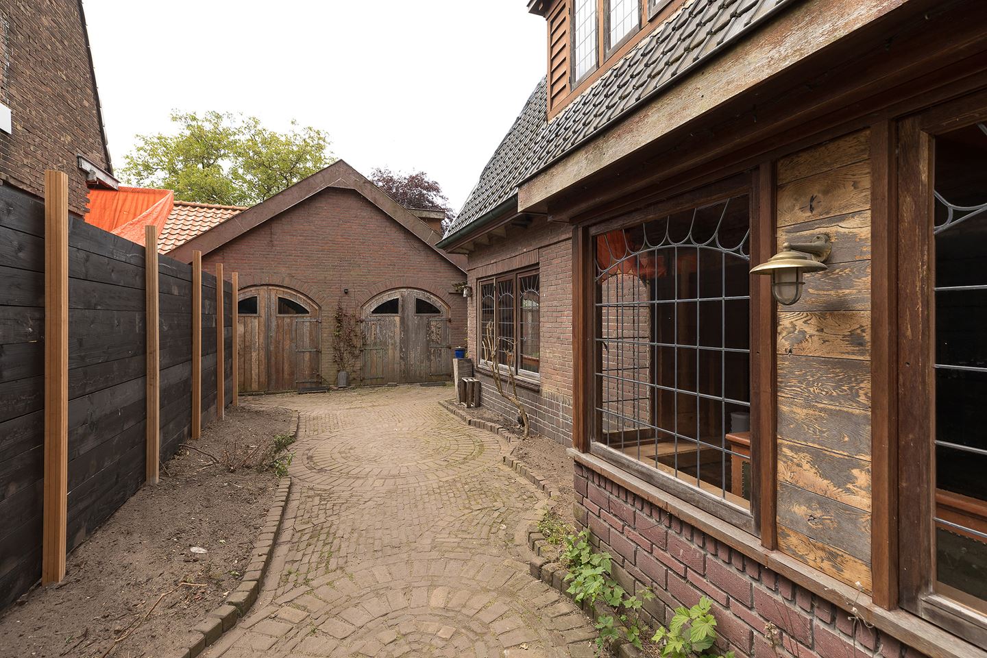 Midden in Hilversum, staat een bijzondere woning op Funda te koop, die regelrecht uit een horrorfilm lijkt te komen. 