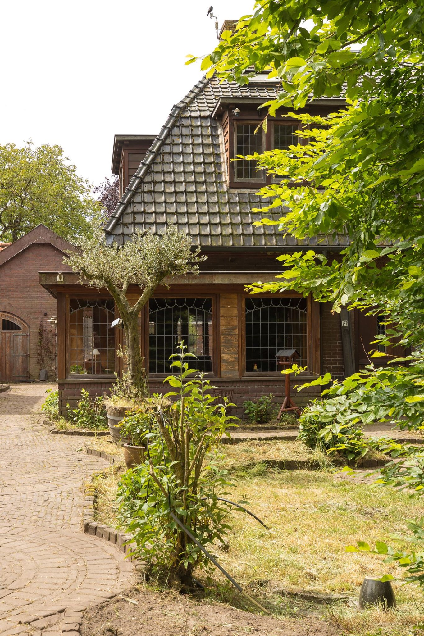 Midden in Hilversum, staat een bijzondere woning op Funda te koop, die regelrecht uit een horrorfilm lijkt te komen. 