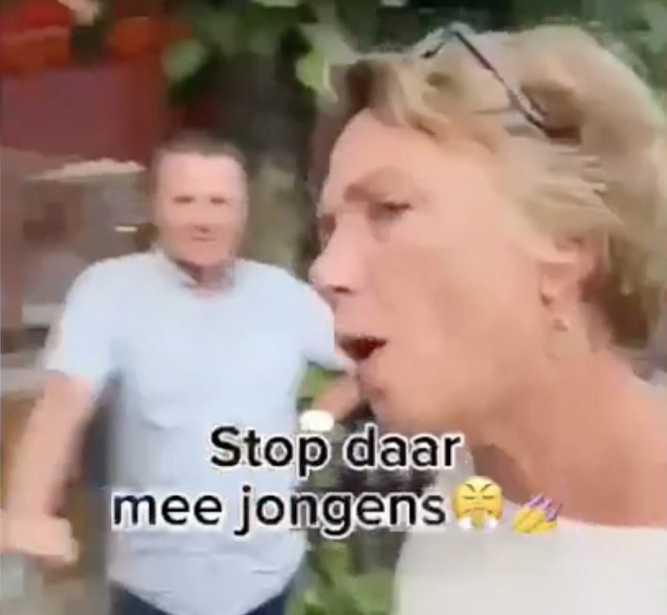 Stoppen van 'Karen' slaan compleet door tijdens carmeeting: "Nu oprotten!"