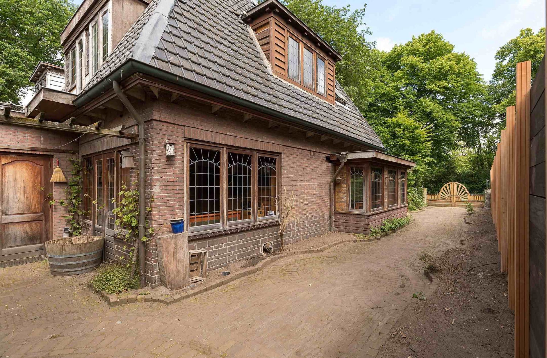 Midden in Hilversum, staat een bijzondere woning op Funda te koop, die regelrecht uit een horrorfilm lijkt te komen. 