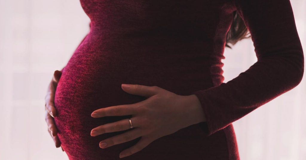 Zwangere vrouw valt flauw in metro