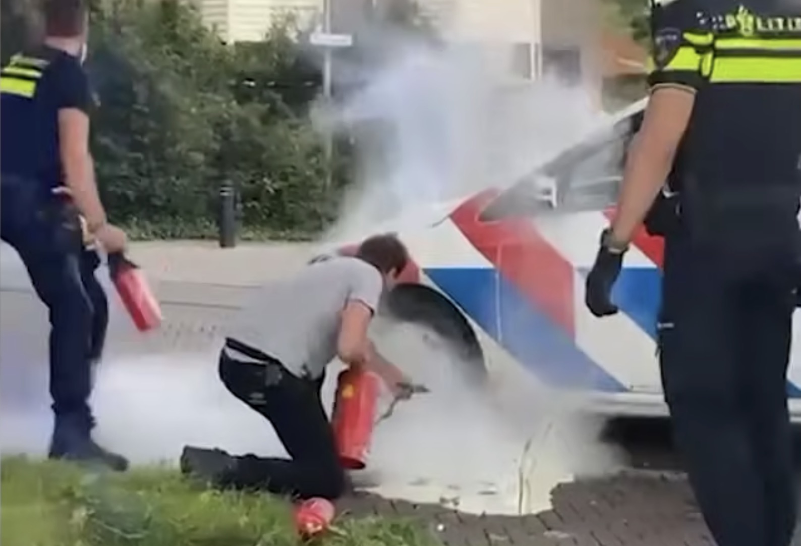 Politie-auto vliegt in de fik na heftige achtervolging in Wageningen