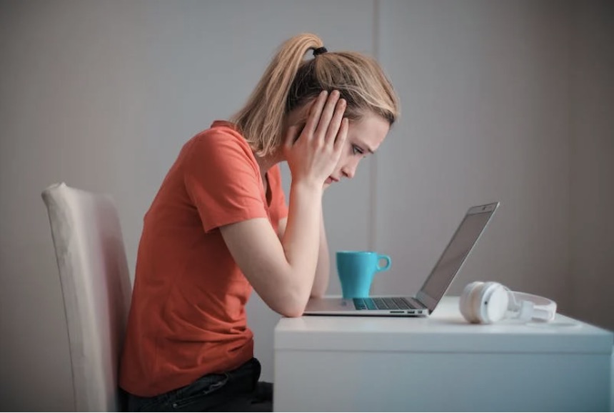 Femke (36) verbrandde de afscheidsbrief van haar vader: "Mijn moeder mag dit nooit zien!"