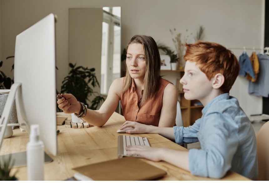 zoon (8) doet haar denken aan haar ex