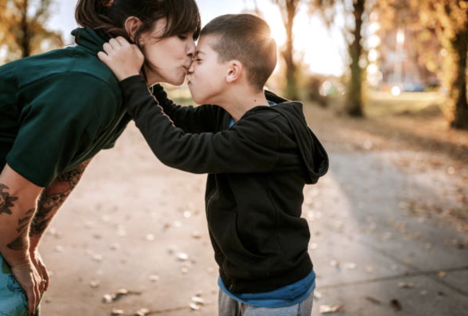 zoon (8) doet haar denken aan haar ex