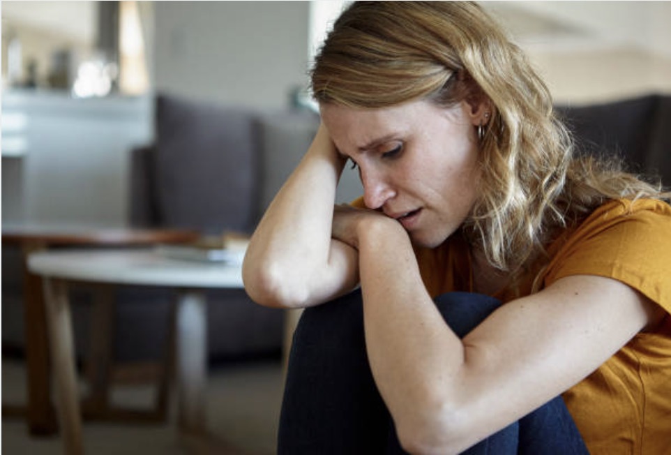 June (35) gaat alleen naar haar vader voor de erfenis: "Hopelijk gaat hij snel de pijp uit"