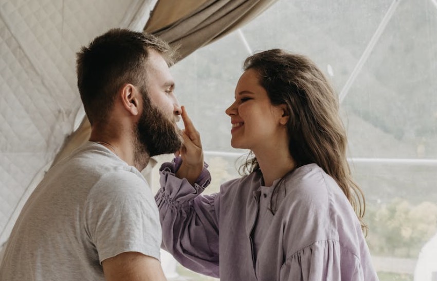 Dominique (25) heeft geheime relatie met haar oom: "Ik ben jaloers op mijn tante"