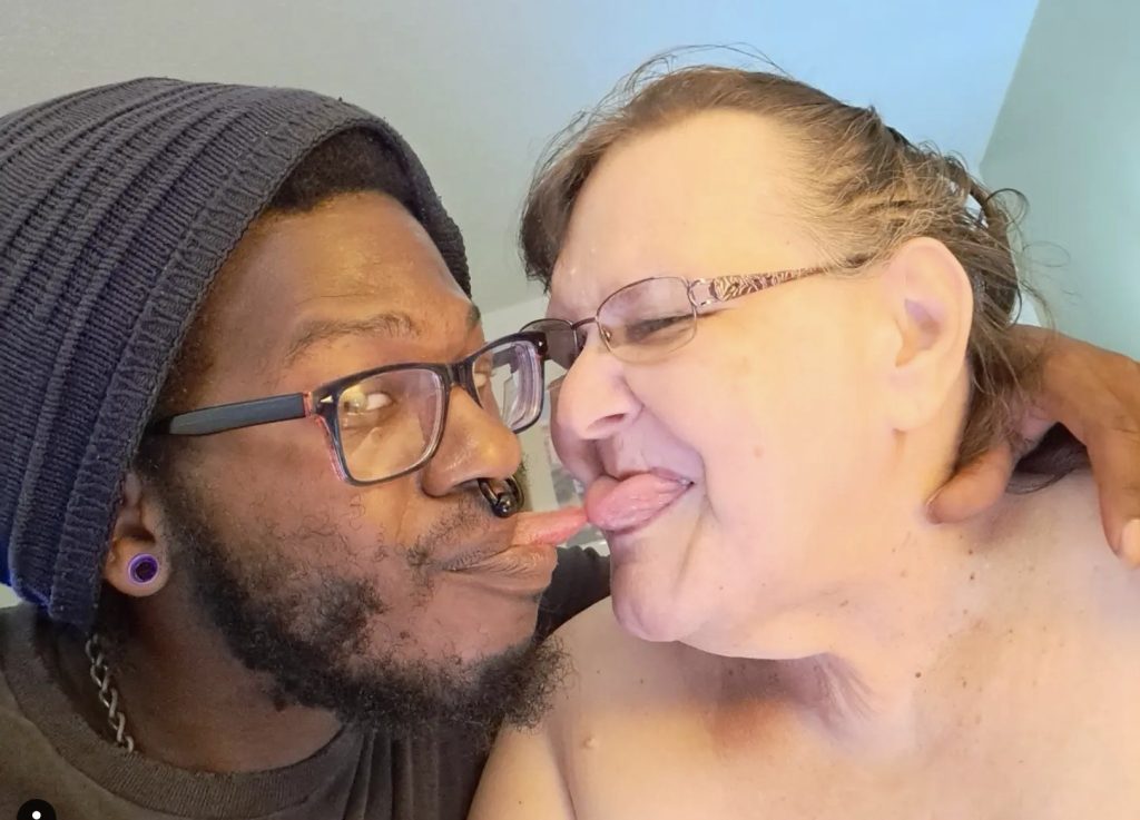 Devon (27) smoorverliefd op zijn 74-jarige Kathy: "Doe alles voor haar lipjes!"