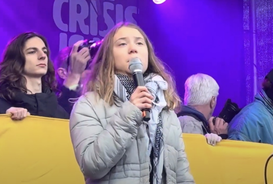 Nederlander rukt microfoon uit handen Greta Thunberg tijdens klimaatmars Amsterdam