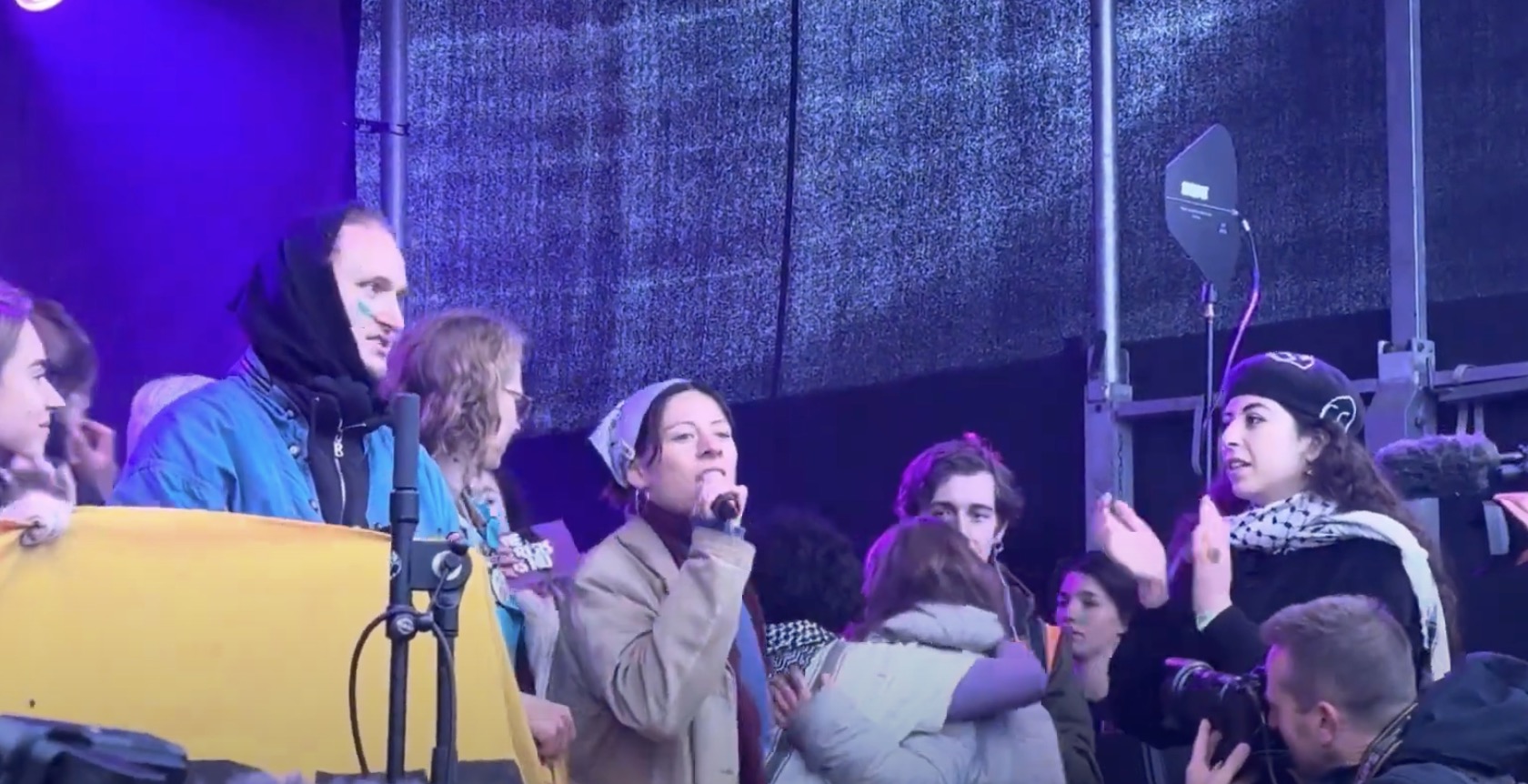 Nederlander rukt microfoon uit handen Greta Thunberg tijdens klimaatmars Amsterdam