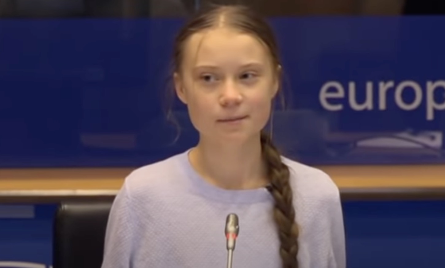 Nederlander rukt microfoon uit handen Greta Thunberg tijdens klimaatmars Amsterdam