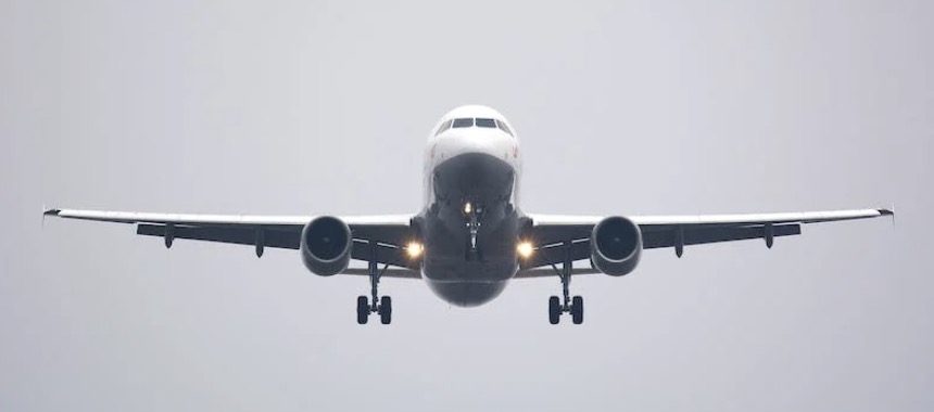 Passagier zit hele vlucht opgesloten in vliegtuigtoilet: "Niemand kwam mij helpen!"