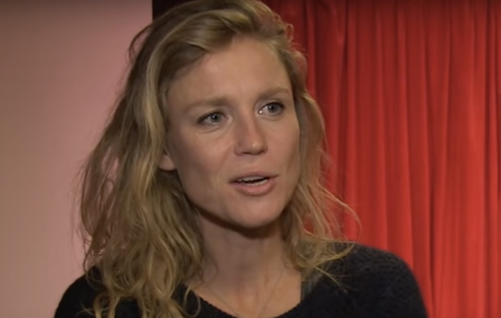 Sophie Hilbrand belachelijk gemaakt in viraal filmpje: "Lijkt wel in staat van ontbinding!"