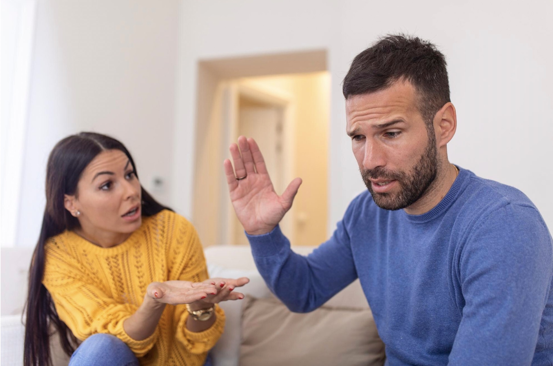 "Mijn vriendin is woest omdat ik met mijn moeder in hetzelfde bed slaap"