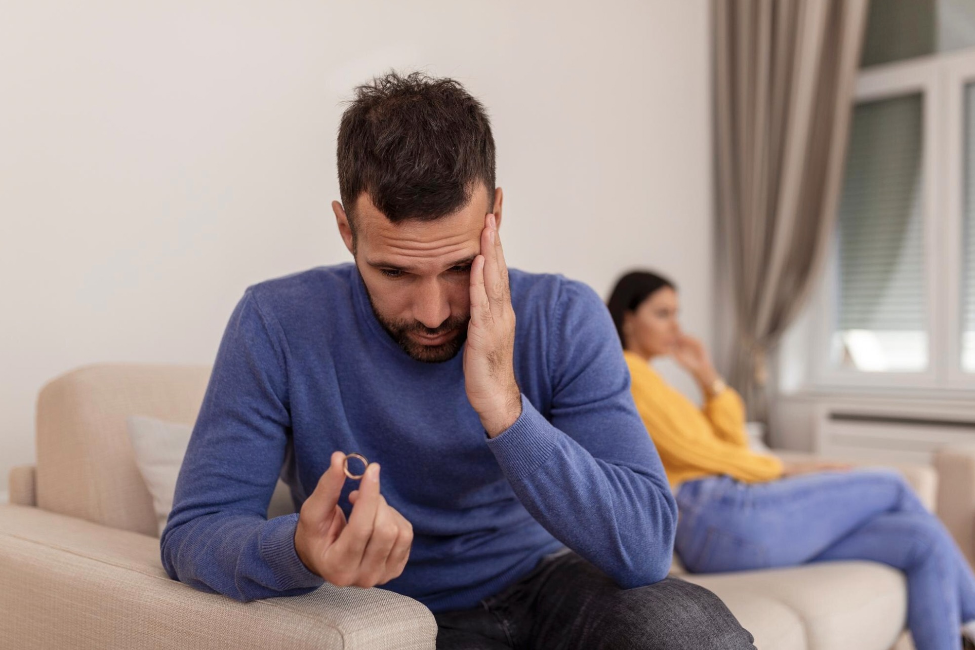 "Mijn vriendin is woest omdat ik met mijn moeder in hetzelfde bed slaap"