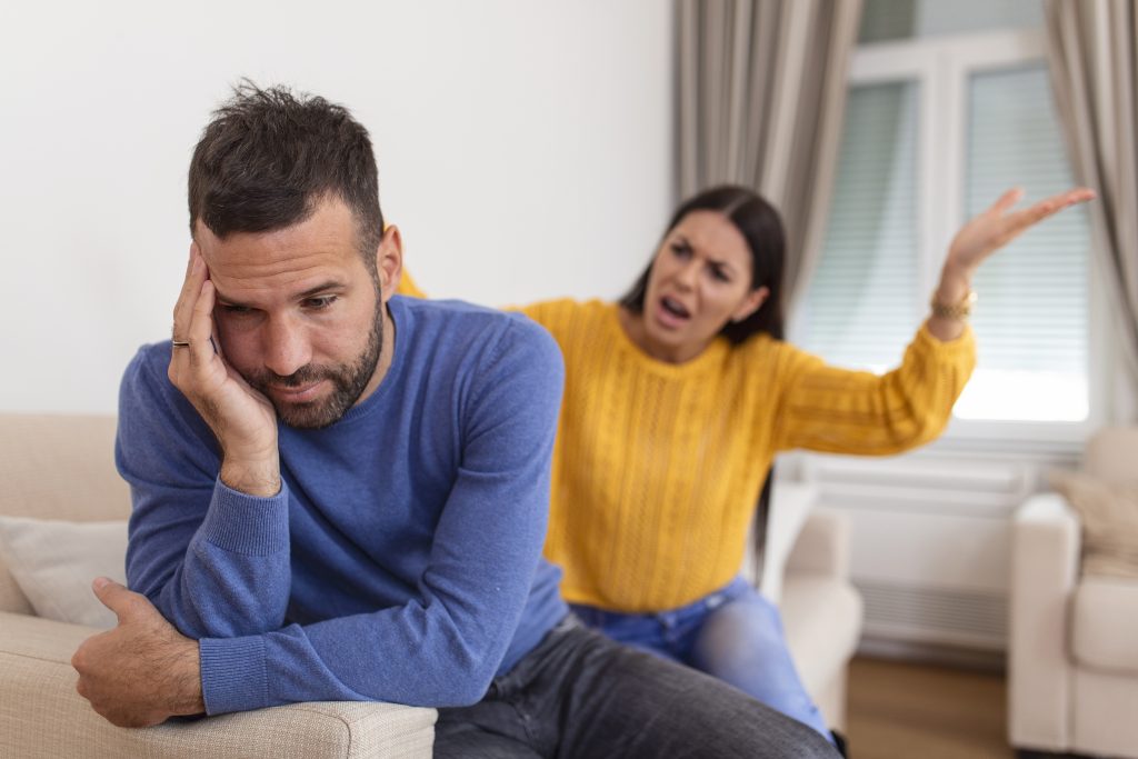 "Mijn vriendin is woest omdat ik met mijn moeder in hetzelfde bed slaap"