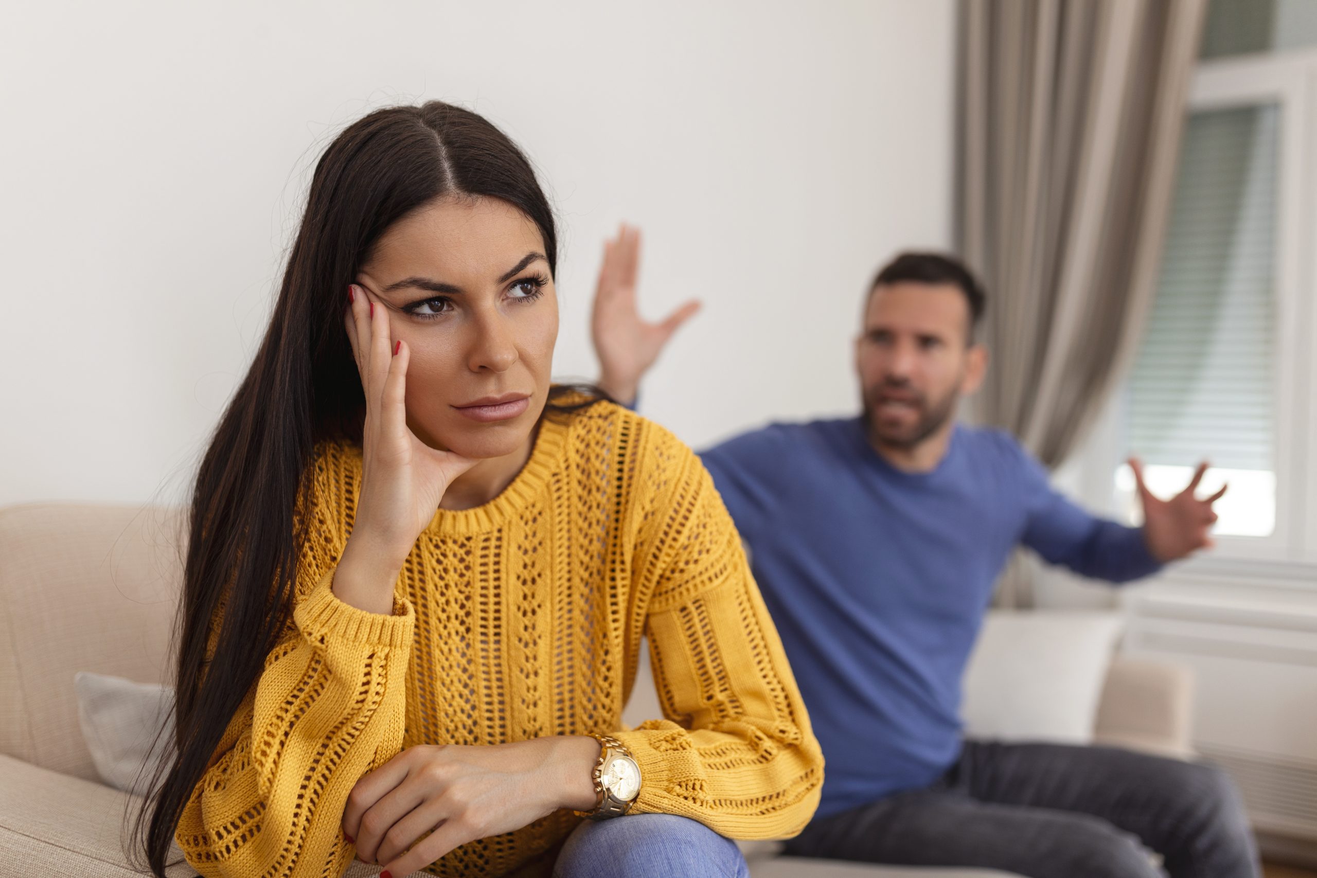 "Mijn vriendin is woest omdat ik met mijn moeder in hetzelfde bed slaap"