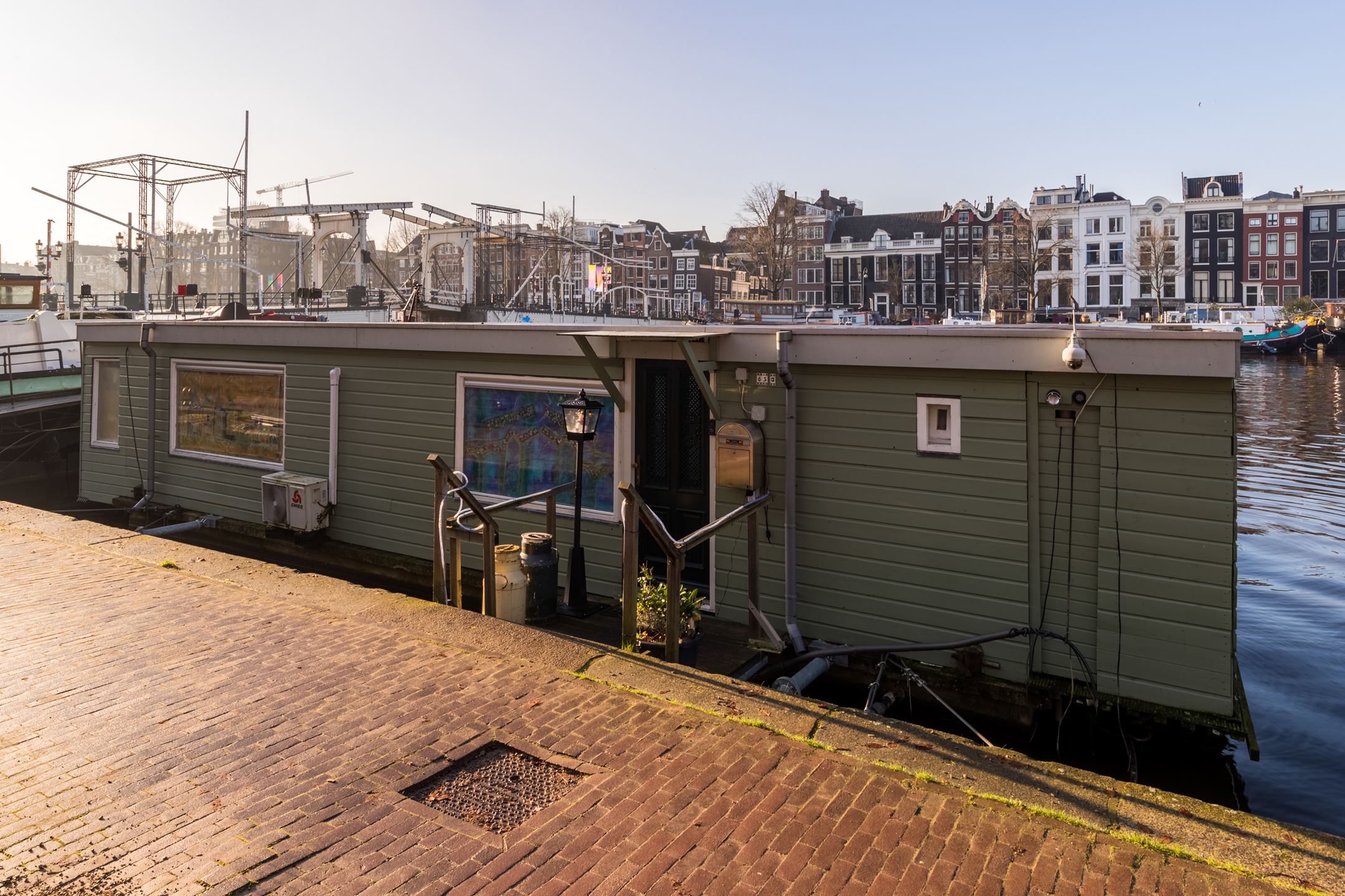 Dit absurde bedrag betaal je tegenwoordig voor een woonboot in Amsterdam