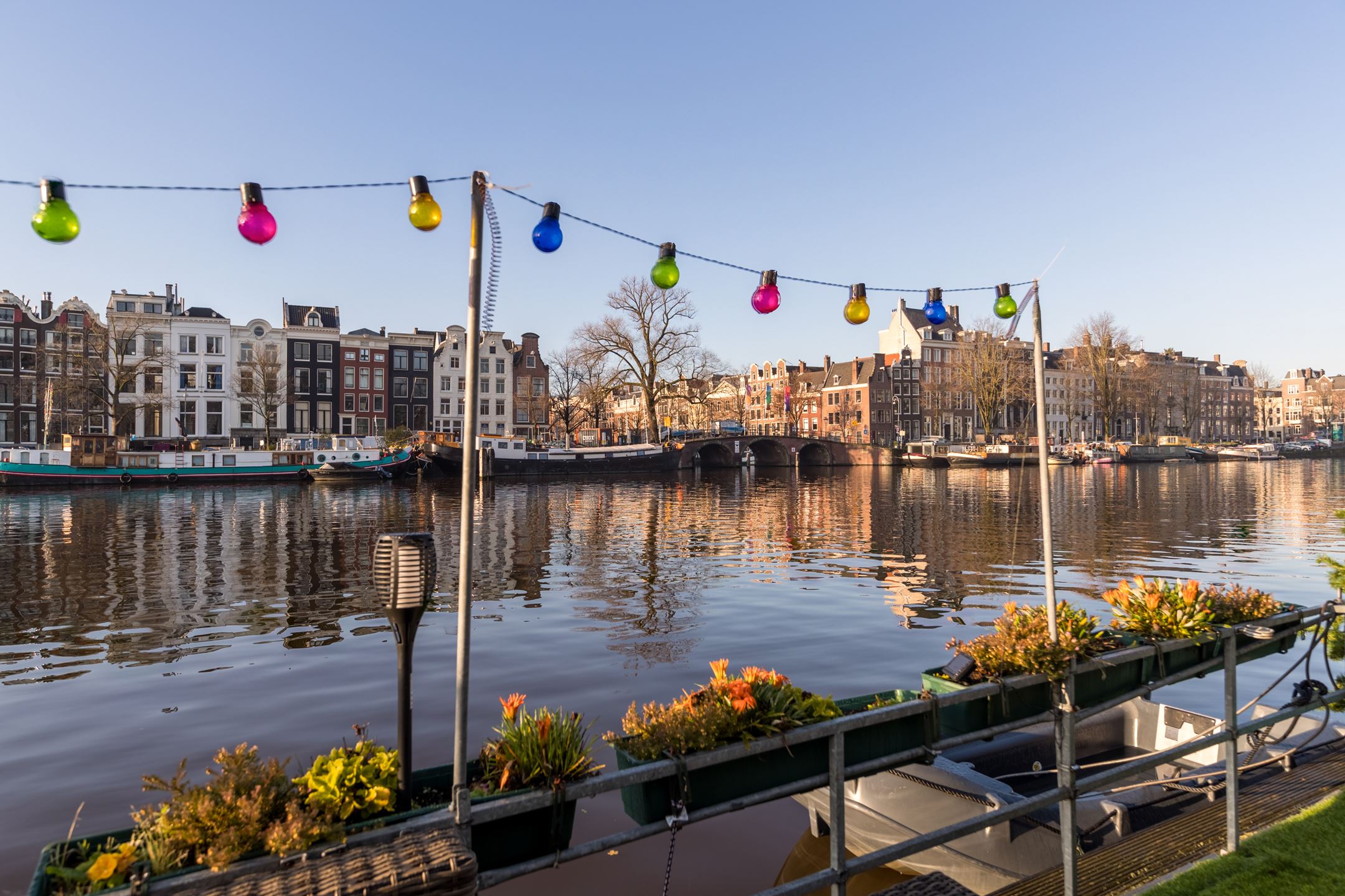 Dit absurde bedrag betaal je tegenwoordig voor een woonboot in Amsterdam