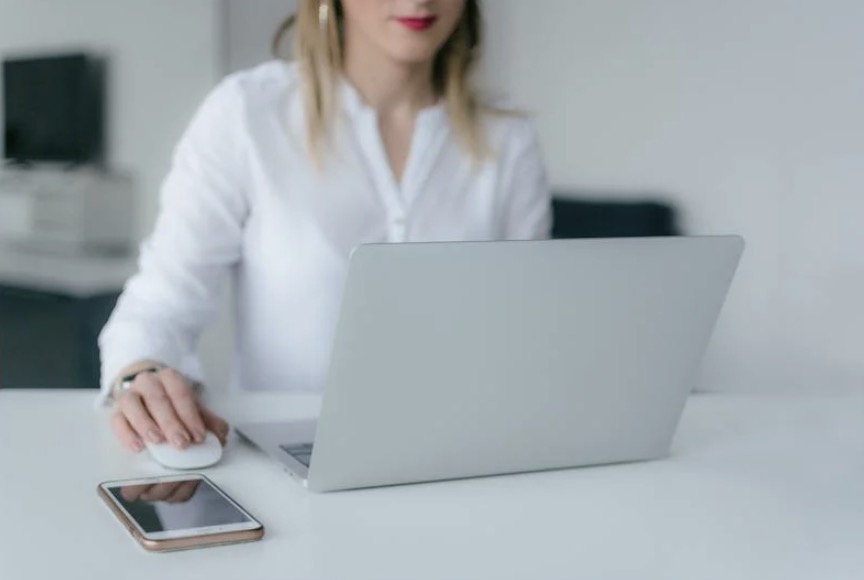 Vrouw heeft affaire met baas maar krijgt geen promotie: "heb hier zo hard voor gewerkt!"