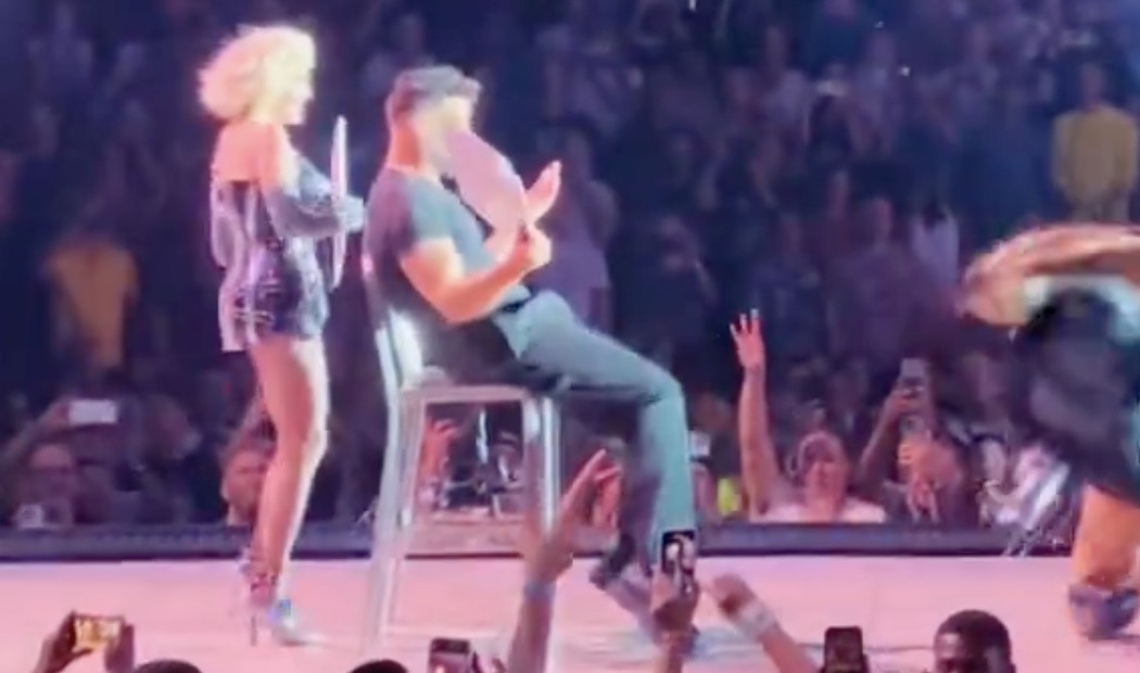 Gênant moment voor Ricky Martin tijdens show Madonna: "Wat is dat in je broek!?"