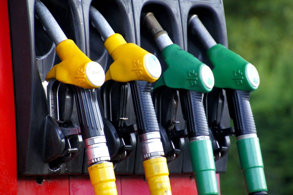 Benzineprijs gaat door het dak door accijnsverhoging: Dit betaal je straks per liter!