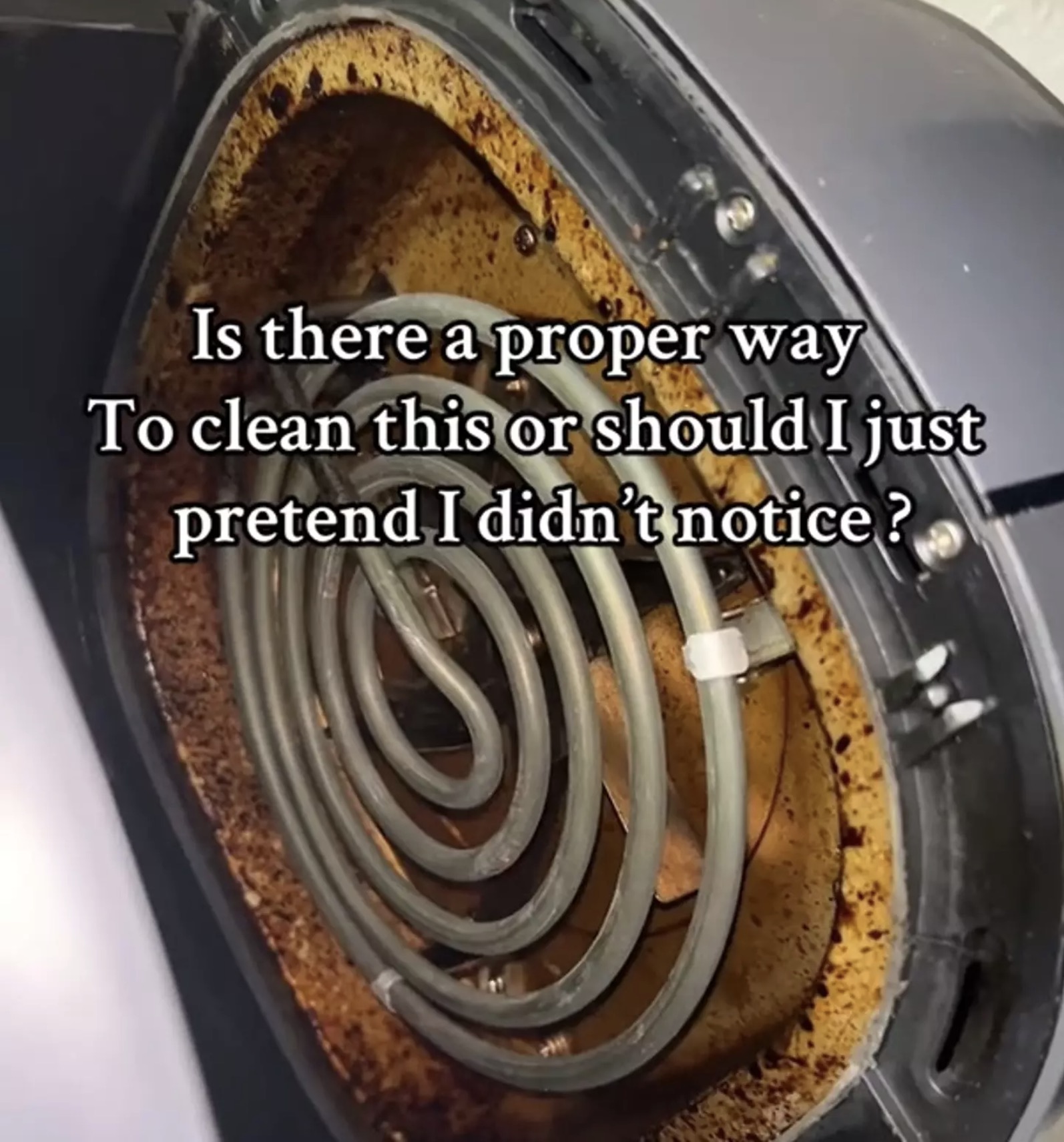 Dit deel van de airfryer vergeet iedereen schoon te maken