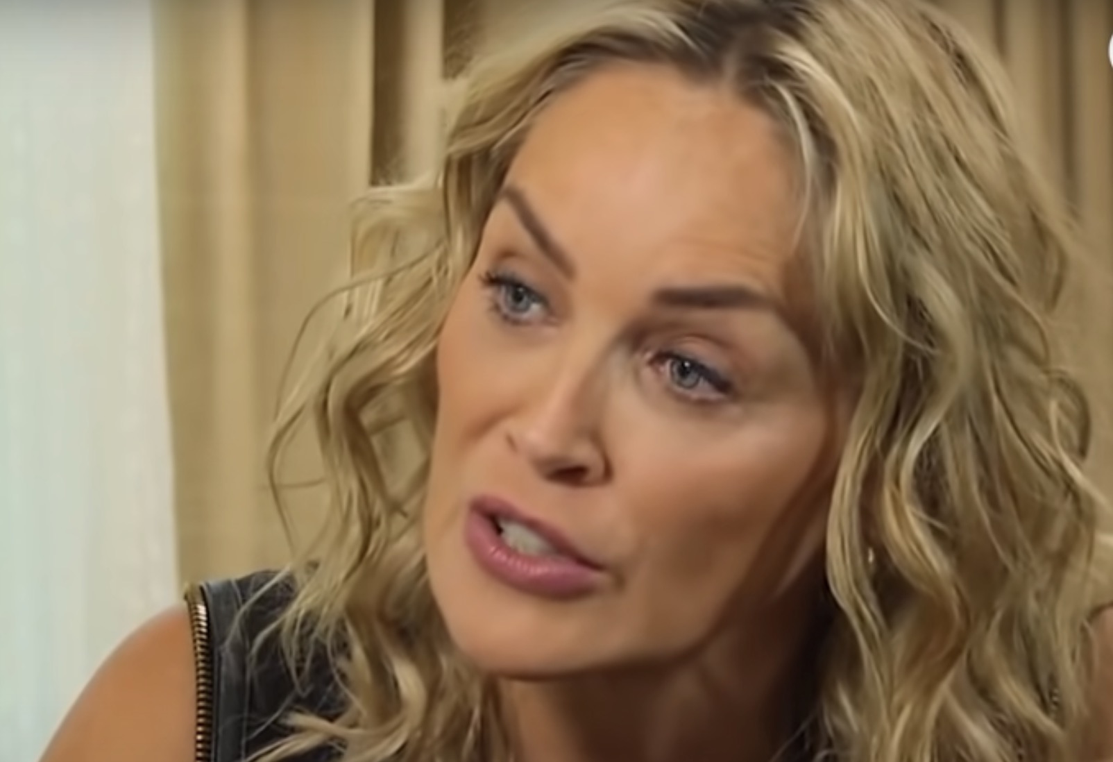 Ophef om bikinifoto a la 'Basic Instinct' van Sharon Stone: "Is dit nu echt nodig!?"