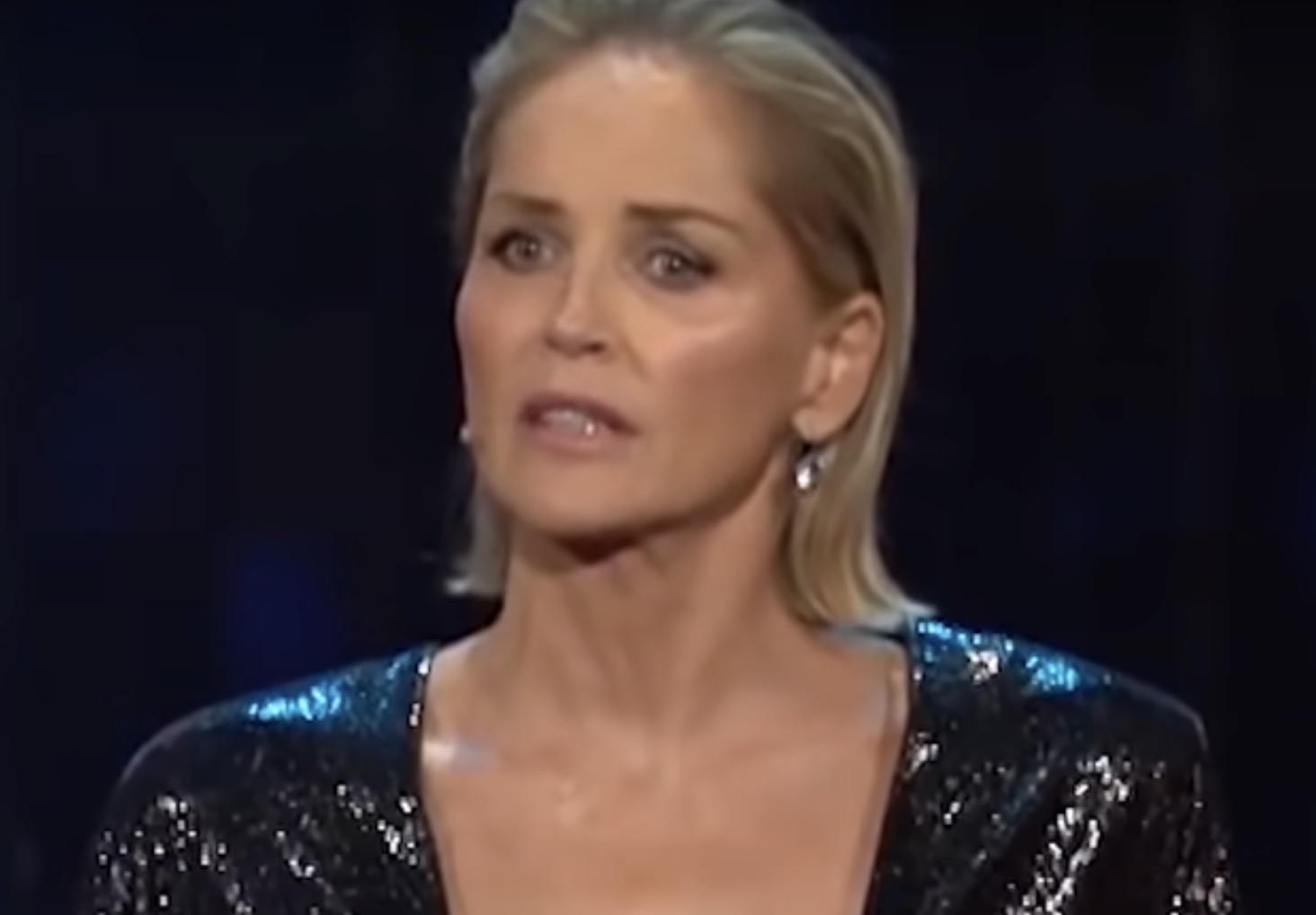 Ophef om bikinifoto a la 'Basic Instinct' van Sharon Stone: "Is dit nu echt nodig!?"