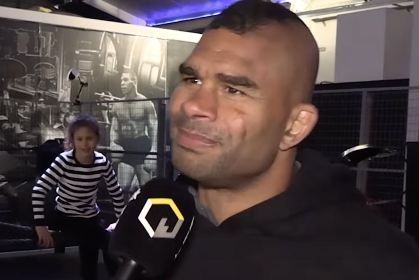 Alistair Overeem weigert dochter als man te erkennen: "Weg met deze woke nonsense!"