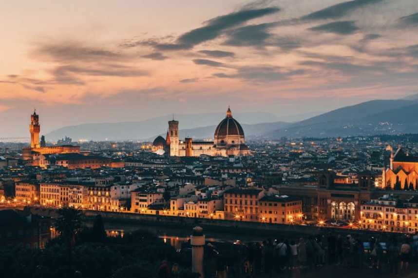 Grote woede in Italië: Toerist haalt onsmakelijke capriolen uit met standbeeld Romeinse god