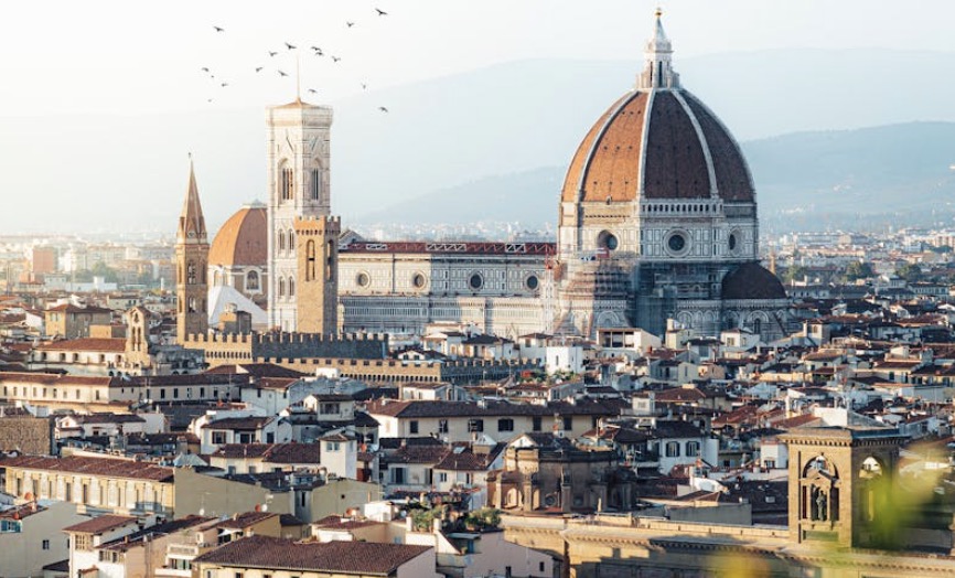  Grote woede in Italië: Toerist haalt onsmakelijke capriolen uit met standbeeld Romeinse god