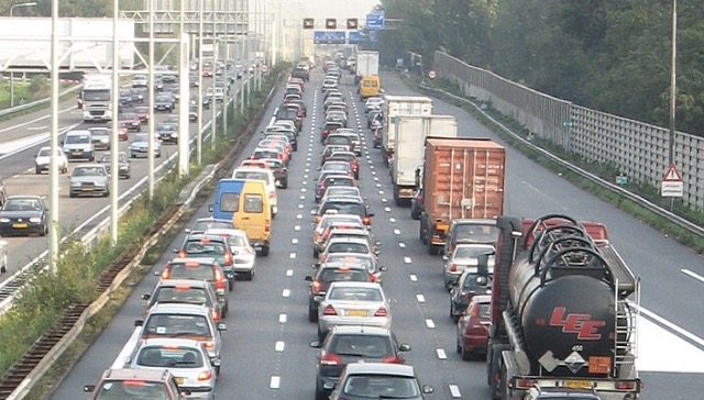 Verkeersdeskundigen onthullen: Dit is de snelste rijstrook in de file