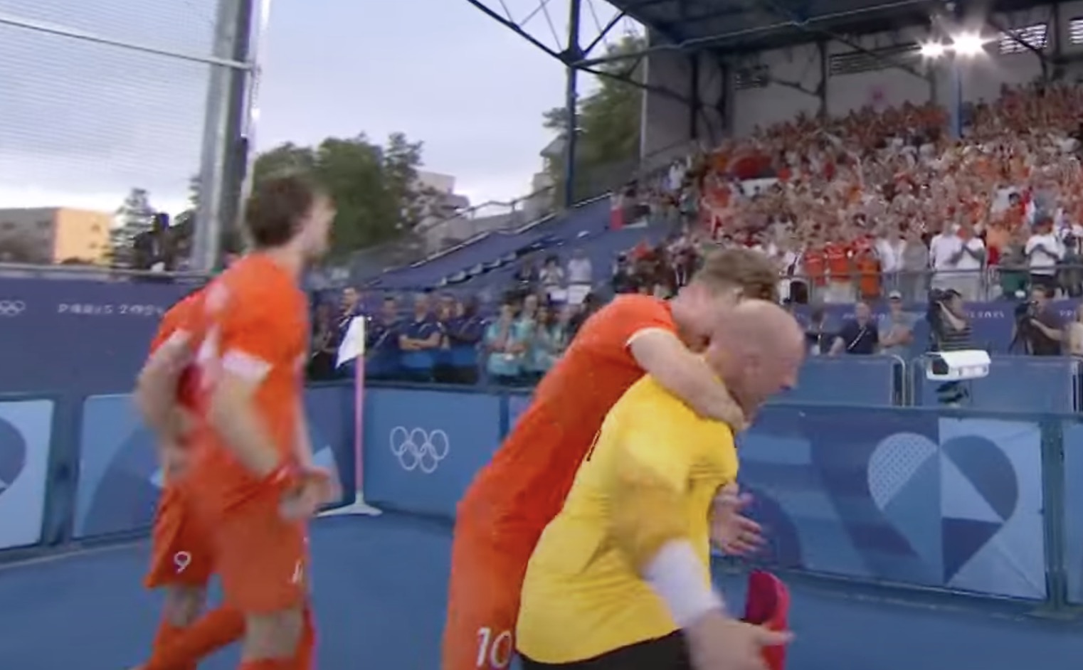 Het Nederlandse hockeyteam is na hun overwinning in de finale tegen Duitsland flink bekritiseerd door de Duitse media. De oorzaak? Een controversiële foto die in Duitsland wordt bestempeld als een "hockeyschandaal." 

Vooral de acties van Duco Telgenkamp, de 22-jarige Nederlandse speler die de winnende goal maakte, hebben de gemoederen flink doen oplopen. De Duitse krant Bild leidde de aanval door het team publiekelijk aan de schandpaal te nagelen.

<img src="https://primenieuws.nl/wp-content/uploads/2024/08/Screenshot-2024-08-09-at-19.47.39.jpg" alt="Duitse media haalt genadeloos hard uit naar Nederlands hockeyteam vanwege bizarre foto" width="2428" height="1564" class="alignnone size-full wp-image-8448" />

<h2>Provocatie na de Winnende Goal</h2>
Duco Telgenkamp scoorde de beslissende goal voor Nederland en leidde zijn team naar de overwinning. Maar het was niet alleen de goal die de aandacht trok. 

Na het scoren liep Telgenkamp direct naar de Duitse doelman Jean-Paul Danneberg en maakte een gebaar dat als zeer onsportief werd ervaren: hij legde zijn wijsvinger tegen zijn lippen, een duidelijk signaal om de Duitse doelman "het zwijgen op te leggen."

In een reactie op de situatie verklaarde Telgenkamp: <em>"Er waren vooraf wat dingen door hem gezegd. Ik had het achteraf niet moeten doen, het was emotie. Ik weet niet of de mensen het zullen begrijpen. Nogmaals: ik heb er spijt van, het was niet zo slim dat ik hem opzocht."</em> Volgens Telgenkamp raakte hij geprovoceerd door opmerkingen van Danneberg waarin het Nederlandse team werd weggezet als "bang."

<img src="https://primenieuws.nl/wp-content/uploads/2024/08/Screenshot-2024-08-09-at-19.47.25-scaled.jpg" alt="Duitse media haalt genadeloos hard uit naar Nederlands hockeyteam vanwege bizarre foto" width="2560" height="1379" class="alignnone size-full wp-image-8447" />

<h2>Duitse Verontwaardiging</h2>
De Duitse media, met name de krant Bild, liet geen spaan heel van het gedrag van het Nederlandse team. Ze omschreven het incident als een "provocatie" en riepen op tot een publieke verontschuldiging van het Nederlandse team. 

De Duitse doelman Danneberg uitte ook zijn frustratie: <em>"Ik begrijp niet dat je zo’n slechte winnaar kunt zijn."</em>

Het incident heeft een grote impact gehad, niet alleen in de media, maar ook onder de fans. De Duitse menigte die aanwezig was tijdens de wedstrijd liet duidelijk blijken niet gediend te zijn van Telgenkamp's gedrag. 

<em>"Nee, ik heb alleen naar de Oranje-fans gekeken, dat waren er heel erg veel en die waren hartstikke happy,"</em> reageerde Telgenkamp op de uitjouwende Duitse supporters.

<img src="https://primenieuws.nl/wp-content/uploads/2024/08/Screenshot-2024-08-09-at-19.46.27.jpg" alt="Duitse media haalt genadeloos hard uit naar Nederlands hockeyteam vanwege bizarre foto" width="2030" height="1152" class="alignnone size-full wp-image-8445" />

<h2>Reacties en Nasleep</h2>
Het incident heeft geleid tot verhitte discussies over sportiviteit en de grenzen van emotie in de sport. Hoewel Telgenkamp zijn excuses heeft aangeboden en spijt heeft betuigd over zijn actie, blijft de kritiek vanuit Duitsland aanhouden. 

Het Nederlandse <a href=