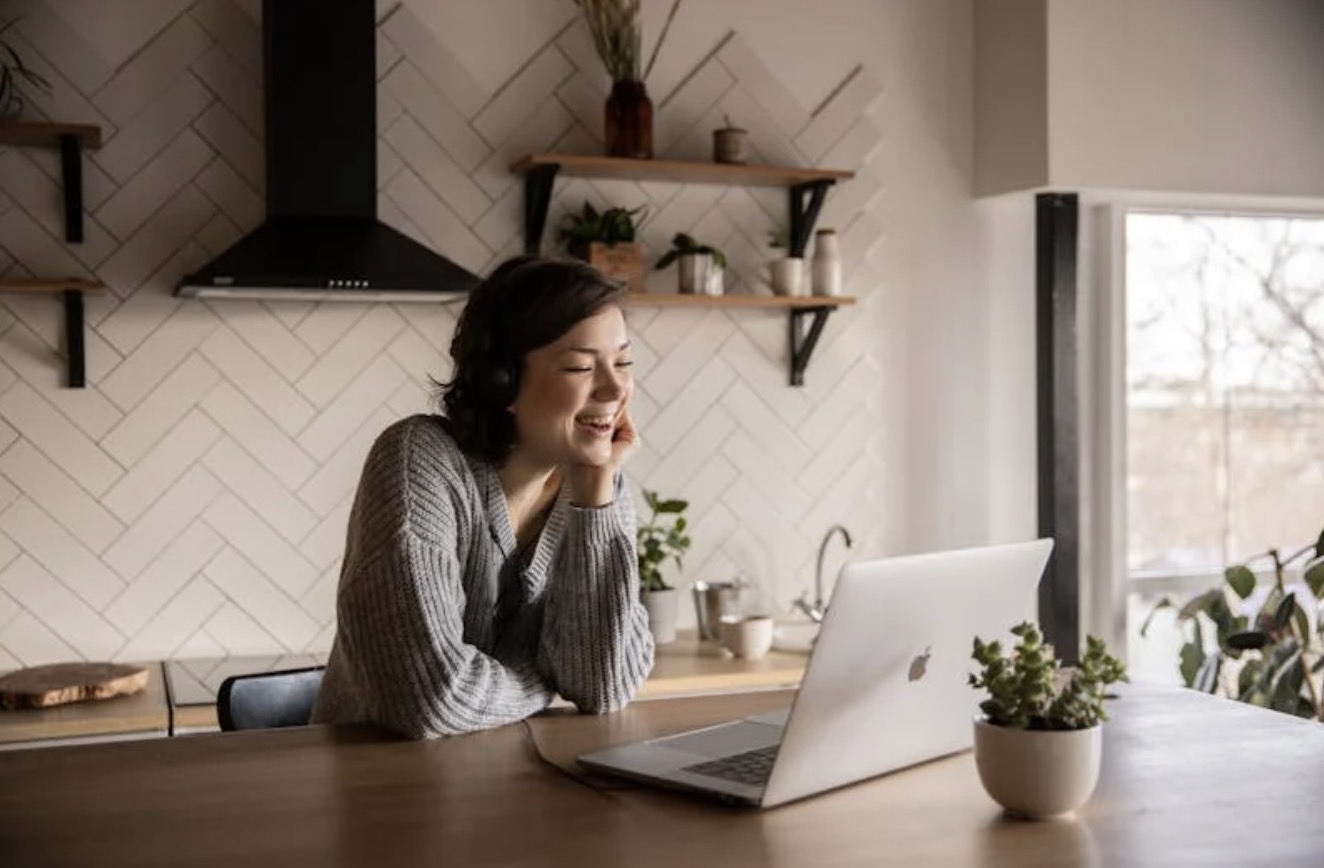 Vrouw krijgt schrik van haar leven nadat ze opstaat tijdens videocall