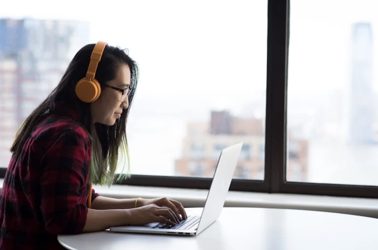 Vrouw krijgt schrik van haar leven nadat ze opstaat tijdens videocall